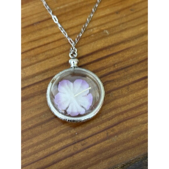 Vintage AVON Silvertone White Pink Purple HIBISCUS FLOWER Cameo Pendant Necklace - Picture 4 of 15